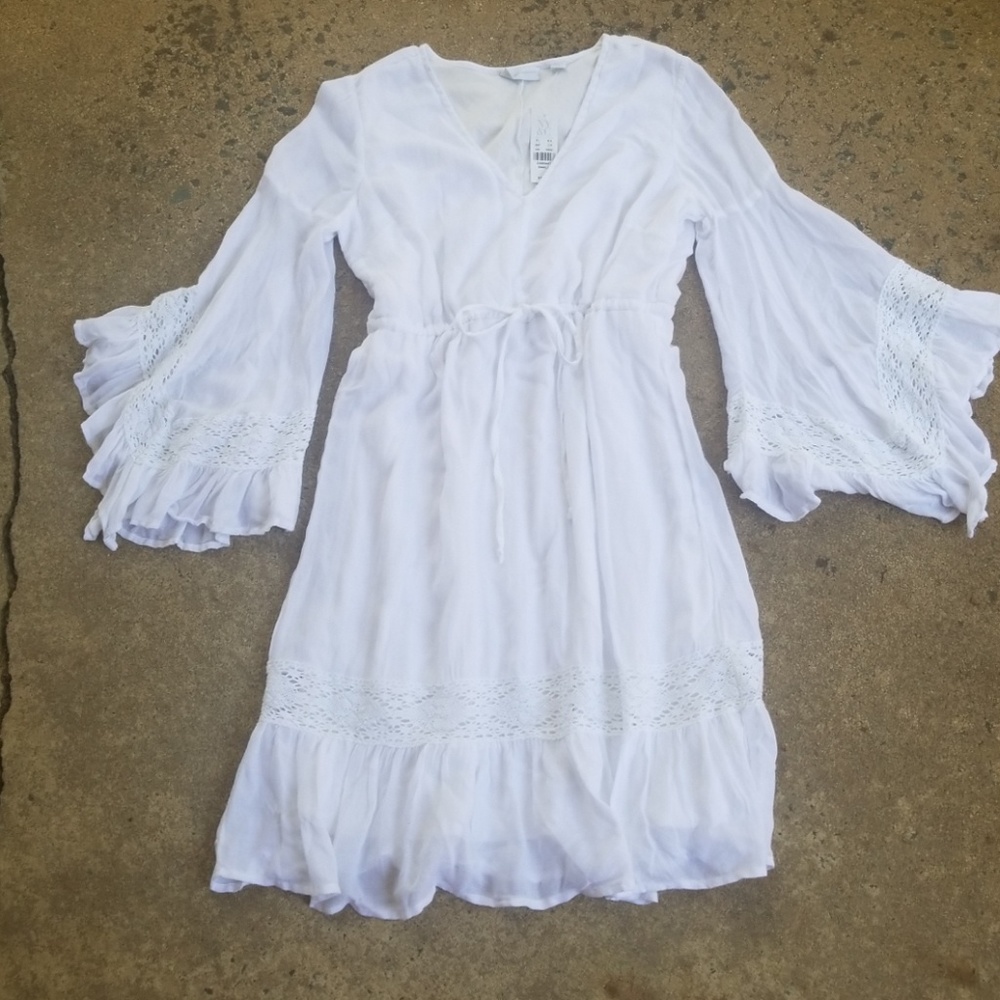 SALE! Gorgeous bell sleeved crochet trim dress - Picture 1 of 4